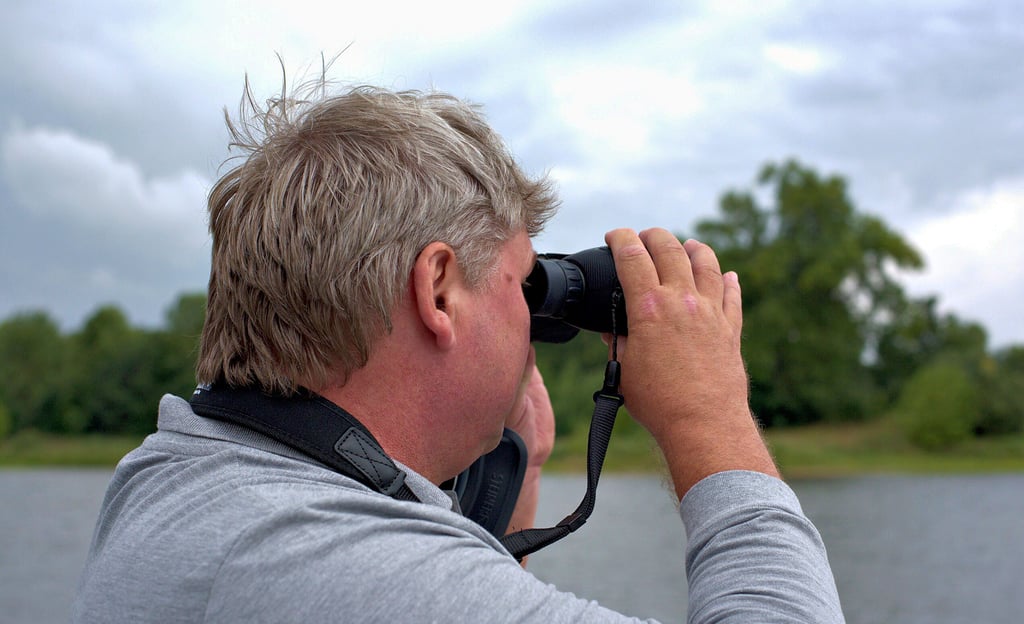 Ranger Peter Poppe beobachtet das Ufer auf illegale Aktivitäten.