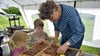 Die Geschwister Dylan (6) und Edina (4) Lindemann stöberten gemeinsam mit Anne Buch von der Druckwerkstatt des Salzwedeler Kunsthauses nach den passenden Buchstaben für ihre Namens-Buttons.