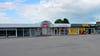 Der Edeka-Markt und die Apotheke werden nach wie vor gut besucht, doch es gibt auch Leerstand in dem maroden Gebäude.