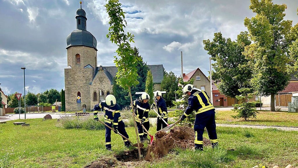 Die Freiwillige Feuerwehr Roßbach nahm an der „Baumpflanz-Challenge für Feuerwehren“ teil.