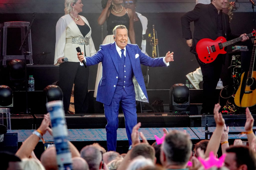 Roland Kaiser hat auf dem Magdeburger Domplatz ein umjubeltes und ausverkauftes Konzert gegeben.