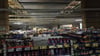 Blick in den Verkaufsraum von Kaufland Magdeburg während der Störung. Die Halle ist nur mit einem Notlicht beleuchtet.