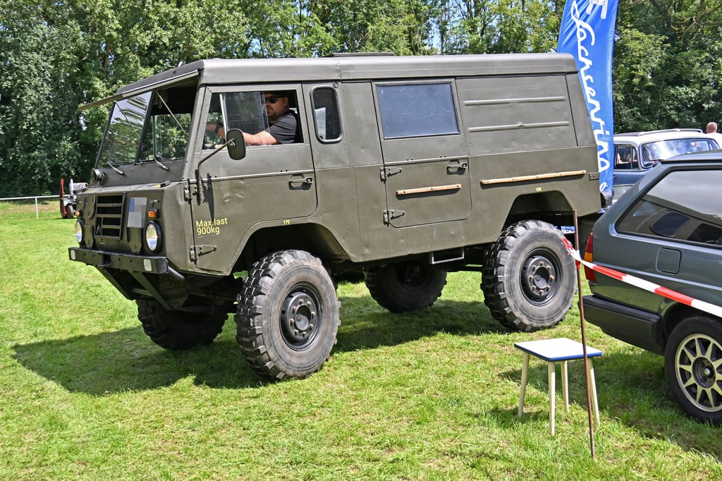 Oldtimer- und Zweitakt-Treffen der „Blauen Fahne“ in Mehringen: Geländegängig über die Mehringer Insel.