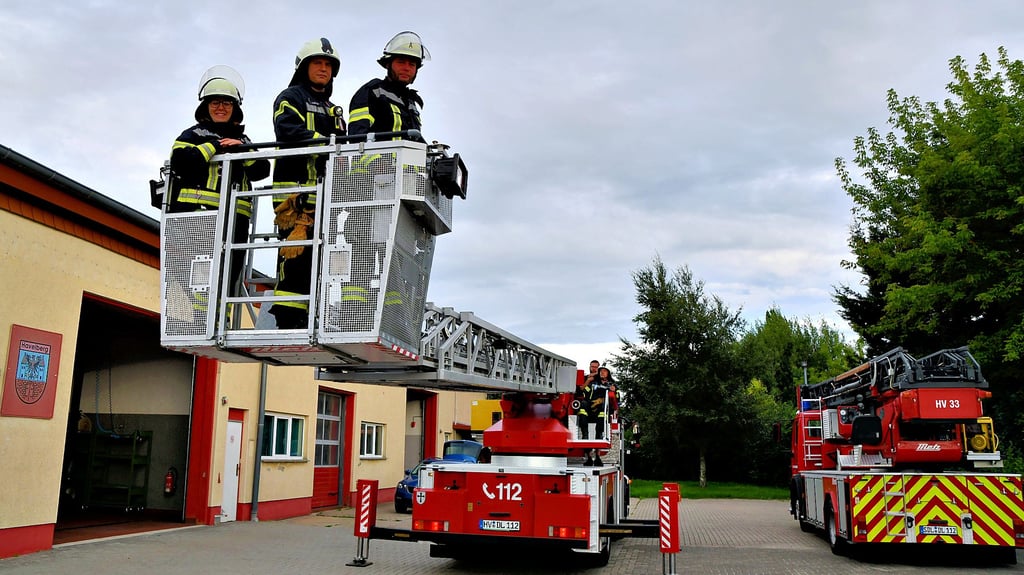 Beim Dienstabend standen die alte und die neue Drehleiter der Feuerwehr Havelberg noch nebeneinander. Die Kameraden machen sich mit der Technik vertraut, Mitte dieser Woche geht das Fahrzeug offiziell in Betrieb.