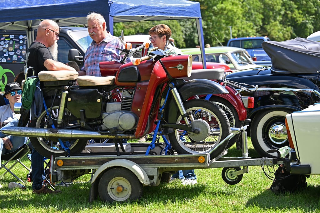 Oldtimer- und Zweitakt-Treffen der „Blauen Fahne“ in Mehringen: Fachsimpeln an der MZ ETS.