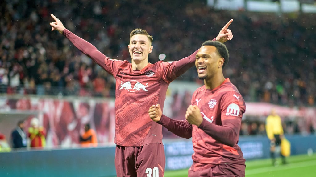 Benjamin Sesko (l.) freut sich mit Lois Openda über ein Tor für RB Leipzig.