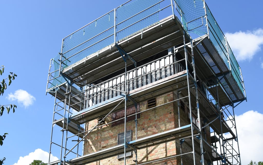 Der Mehriner Trafoturm im Umbau.
