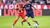 Neuzugang Luis Díaz (l) deutet im ersten Testspiel des FC Bayern seine Klasse an.