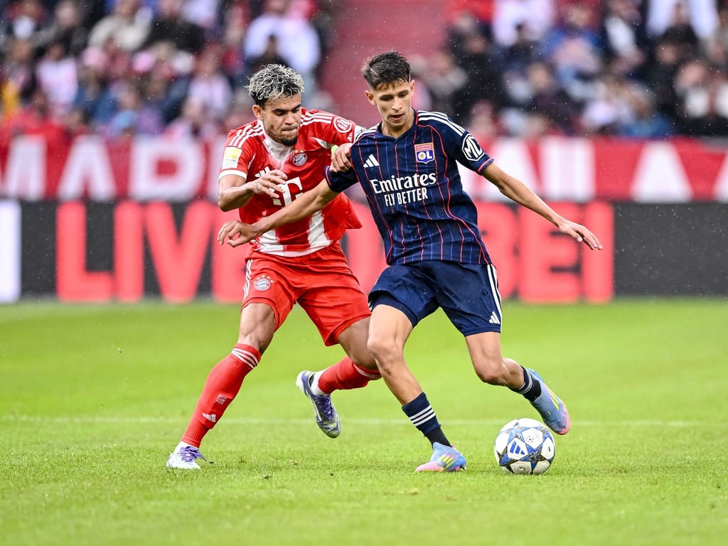 Neuzugang Luis Díaz (l) deutet im ersten Testspiel des FC Bayern seine Klasse an.