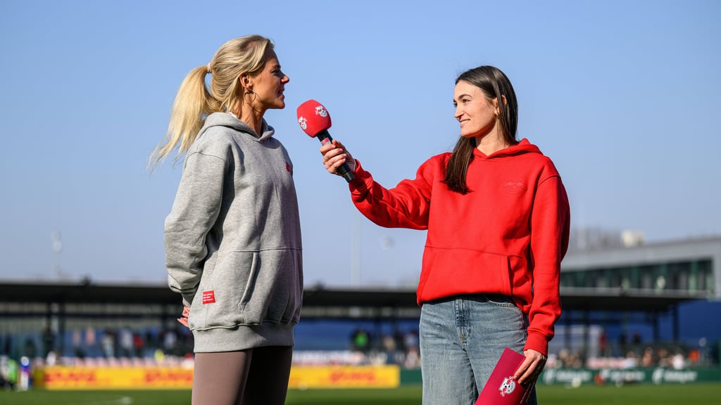 Clara Mohr interviewt bei einem Frauen-Bundesligaspiel Content-Creatorin Maren Schiller.
