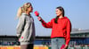 Clara Mohr interviewt bei einem Frauen-Bundesligaspiel Content-Creatorin Maren Schiller.