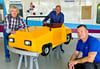 Johannes Wengorz sen. (v.l.), Roger Warthemann und Johannes Wengorz vor dem restaurierten Miniauto. 