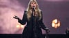 Eine gebrochene Schulter zwingt Stevie Nicks zum Pausieren. (Archivbild)