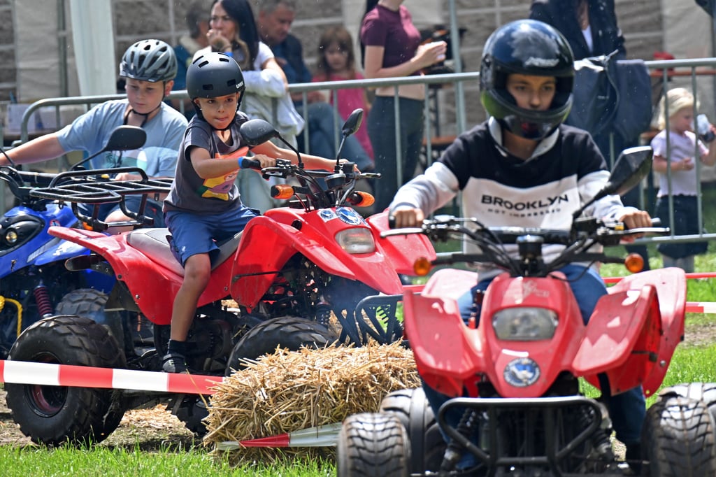 Oldtimer- und Zweitakt-Treffen der „Blauen Fahne“ in Mehringen: Spaß für die kleinen Besucher auf dem Quad-Parcours.