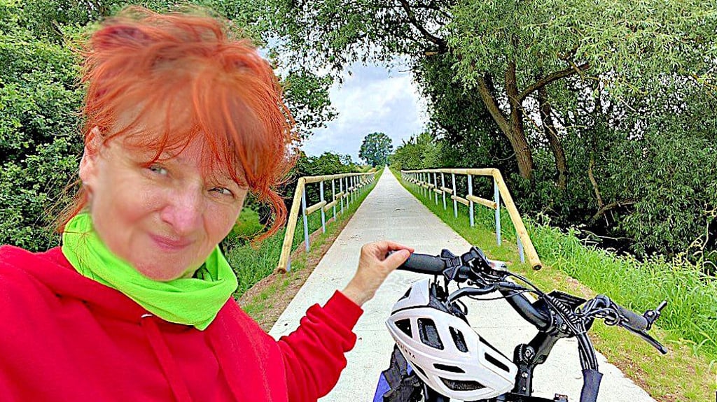 Zwischen Regen und Sonnenstrahlen: Reporterin Anett Roisch erkundet mit ihrem E-Bike die neue Ferkeltaxen-Piste.