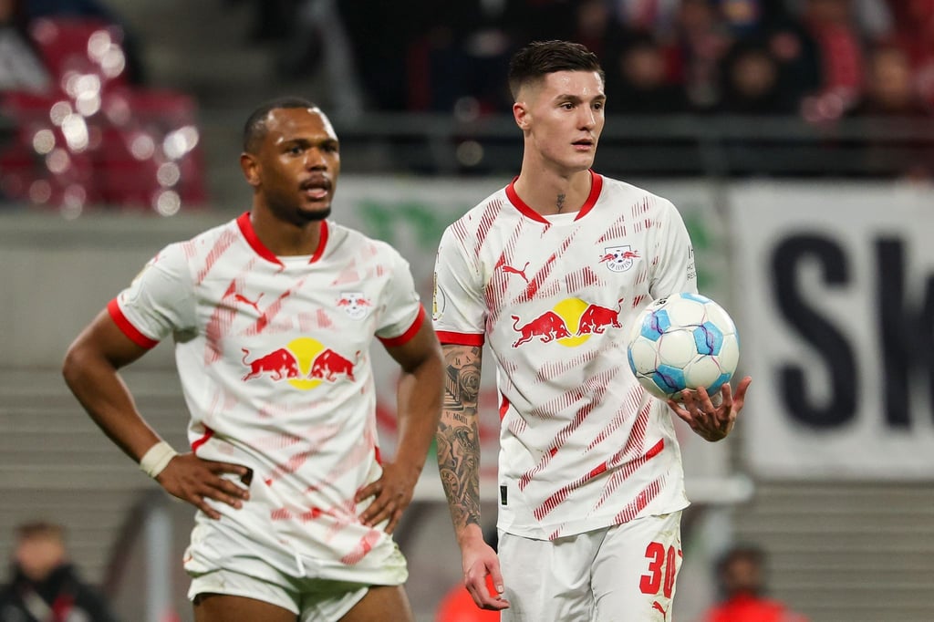 Lois Openda (l.) traf gegen Bergamo für RB Leipzig, Sesko fehlte.