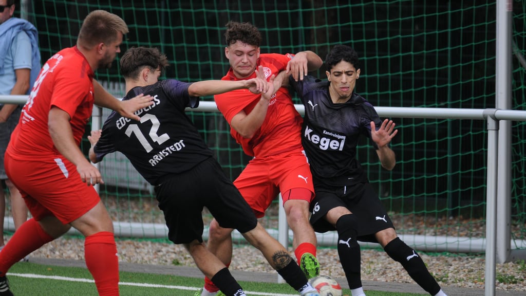 Nach einer starken Anfangsphase sorgten altbekannte Fehler für die Testspielpleite des SV 09 Staßfurt gegen Arnstedt. Daran konnten auch die Neuen, wie Rico Hentrich (2.v.r.), nichts ändern.