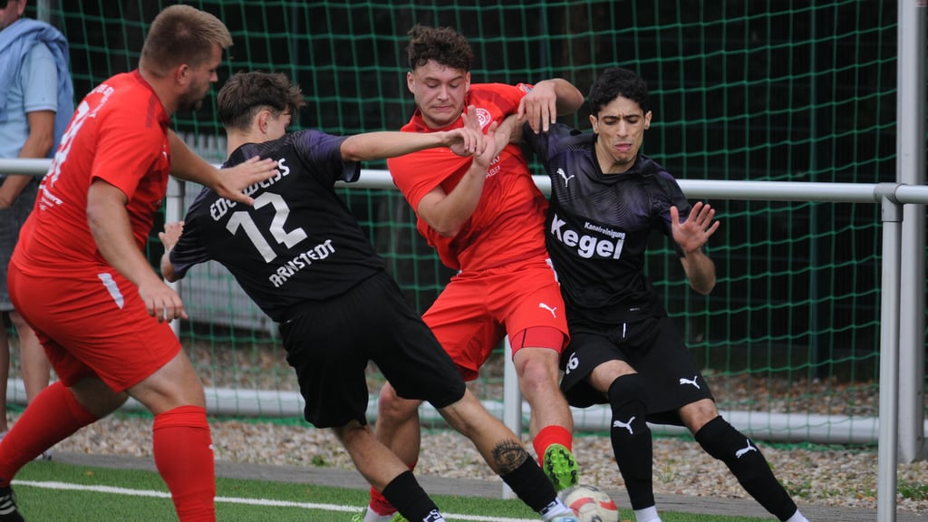Nach einer starken Anfangsphase sorgten altbekannte Fehler für die Testspielpleite des SV 09 Staßfurt gegen Arnstedt. Daran konnten auch die Neuen, wie Rico Hentrich (2.v.r.), nichts ändern.