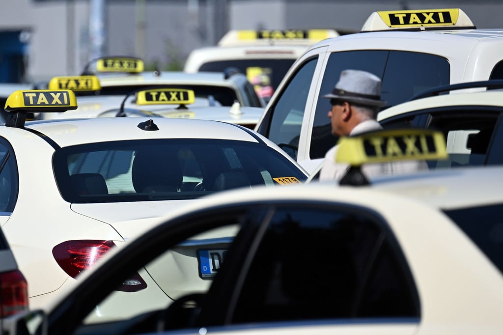 Taxis mussten bislang eine vorgegebene Farbe haben - Sachsen-Anhalt hat die Regelung gekippt. (Symbolbild)