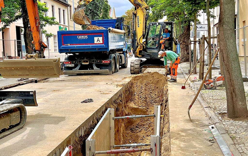 Mitarbeiter der Firma Kuhlmann sind derzeit im Auftrag des Wasserzweckverbandes Saale-Fuhne-Ziethe in der Auguststraße zugange.