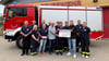 Felix Busch (3. von rechts) und Entertainer Mister Lu (Mitte) überreichten dem Förderverein der Freiwilligen Feuerwehr Derenburg den Erlös vom Harzkristall Showgarten.