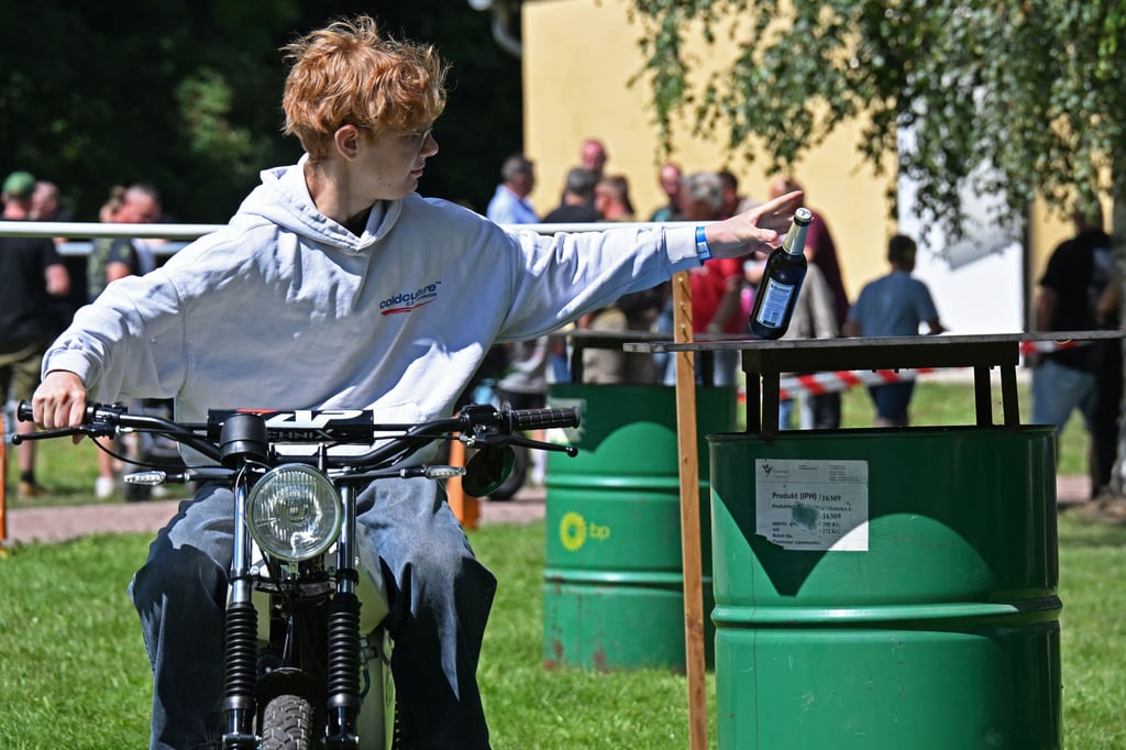 Oldtimer- und Zweitakt-Treffen der „Blauen Fahne“ in Mehringen: Gar nicht so einfach: Auf dem Simson-Parcours musste eine Flasche von einem Tisch auf den anderen gebracht werden. Am besten stehend.