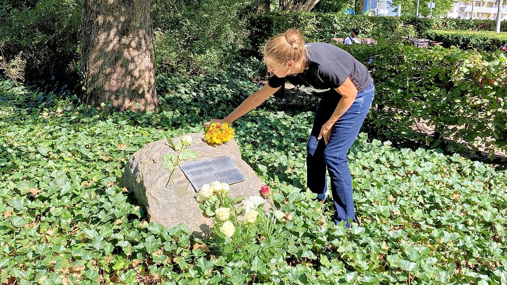Gedenken an Hans-Joachim Sbrzesny: Anwesende legen während der Veranstaltung in Dessau-Roßlau Blumen nieder.