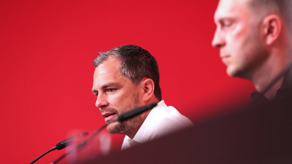 RB Leipzigs Sportgeschäftsführer Marcel Schäfer bei einer PK mit Trainer Ole Werner