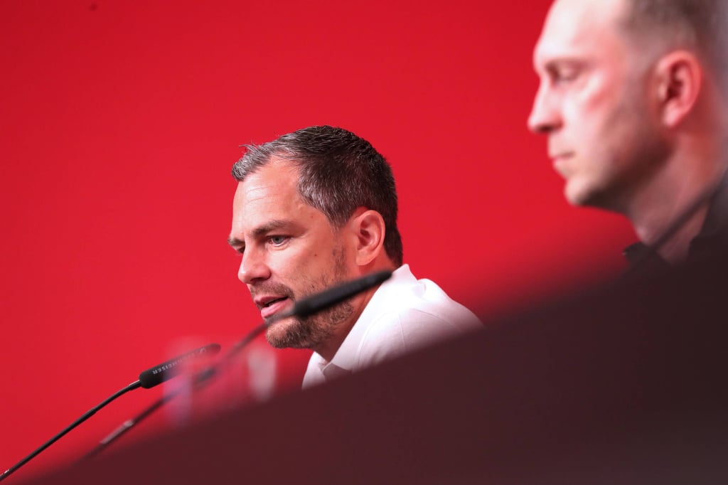 RB Leipzigs Sportgeschäftsführer Marcel Schäfer bei einer PK mit Trainer Ole Werner