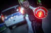 Die Polizisten wollten den Motorradfahrer kontrollieren (Symbolbild).