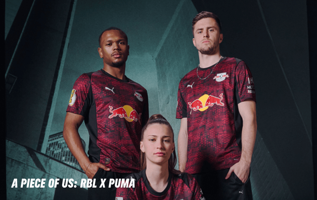 Lois Openda (l.) trägt das neue 3. Saiontrikot von RB Leipzig zusammen mit Christoph Baumgartner und Julia Magerl