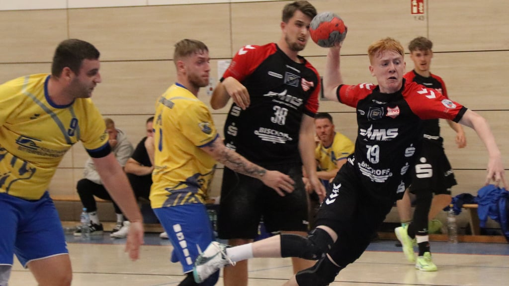 Die Neuen beim HV Rot-Weiss Staßfurt, wie hier Lino Geckert (am Ball), sorgten für frischen Wind im Trainingsspiel gegen die HSG Wolfen.