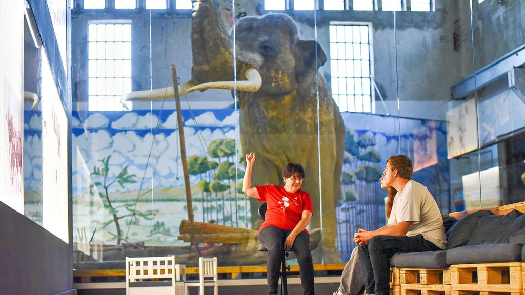 Andrea Paloch (l.) gibt in der Pfännerhall Braunsbedra eine Führung.