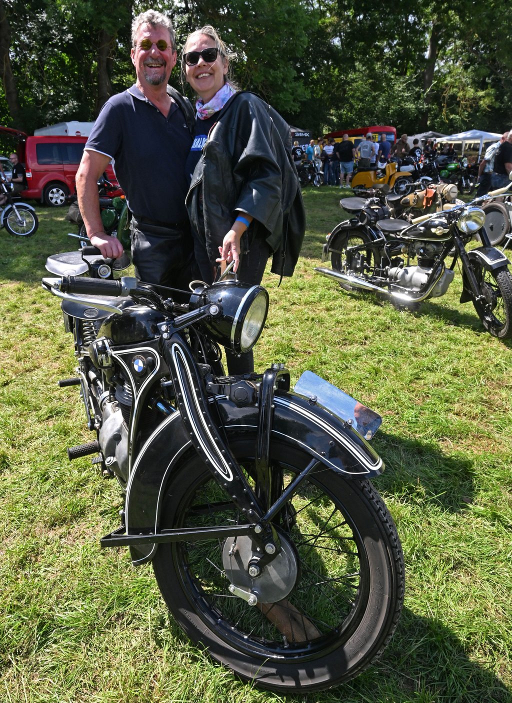 Oldtimer- und Zweitakt-Treffen der „Blauen Fahne“ in Mehringen: Andrea Engel und Erik Weise aus Aschersleben mit ihrem BMW-Krad, Baujahr 1934.