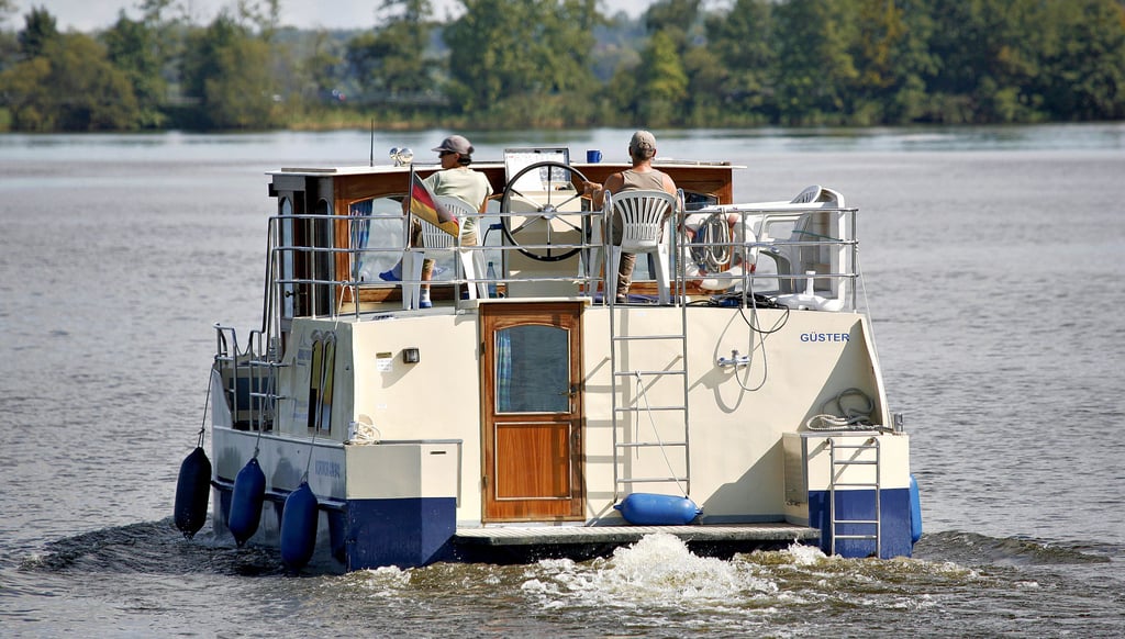 Mit dem Hausboot „Kormoran“ gemütlich über die Mecklenburger Seenplatte.
