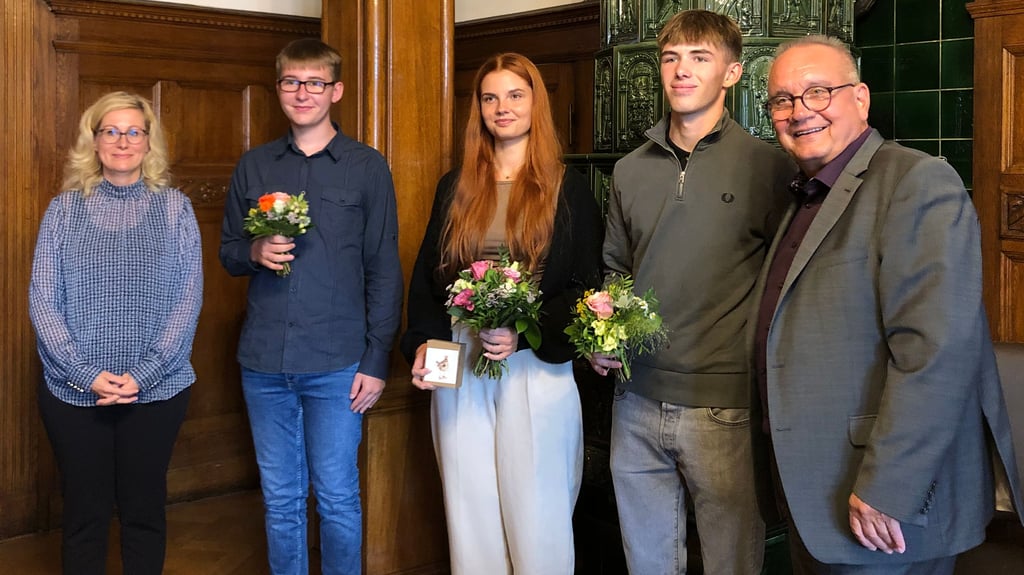 Oberbürgermeister Frank Ruch hat Louis Jackisch (2. v. r.) und Oliver Hoyer (2. v. l.) als neue Auszubildende begrüßt und Jette Katharina Münch (M.) ihren Arbeitsvertrag übergeben. Begleitet werden auch die „Neuen“ durch Katja Strathausen, Ausbildungsbeauftragte der Stadtverwaltung (l.).