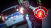Die Polizisten wollten in der Nacht einen Motorradfahrer in Bad Lauchstädt kontrollieren. Der junge Mann versuchte zu fliehen und stürzte.&nbsp;