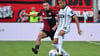 Die SV Elversberg um Jan Gyamerah (r) und der 1. FC Nürnberg um Berkay Yılmaz lieferten sich einen umkämpften Zweitliga-Auftakt.