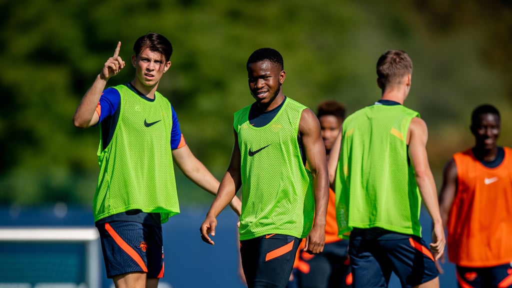 Lazar Samardzic (l.) und Ademola Lookman (2.v.l.) 2020 im Training von RB Leipzig.