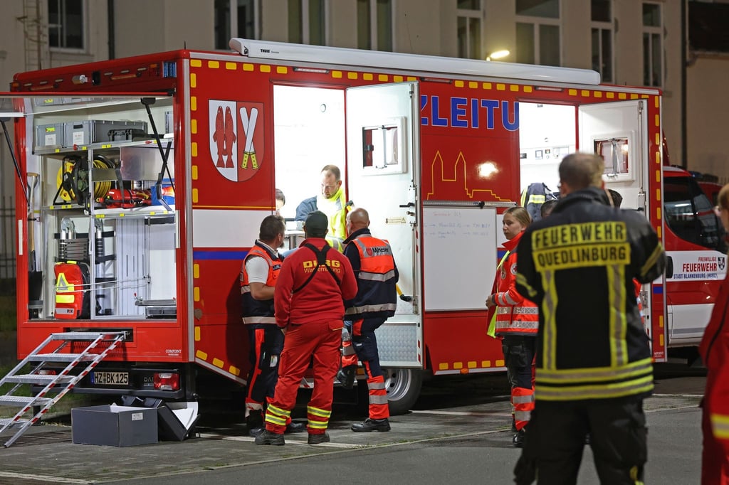 Feuerwehrleute haben das Gebäude evakuiert.