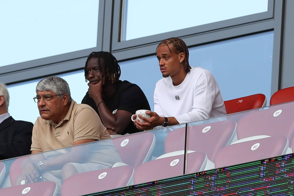 Amadou Haidara und Xavi Simons verfolgen auf der Tribüne die RB-Partie gegen Bergamo.
