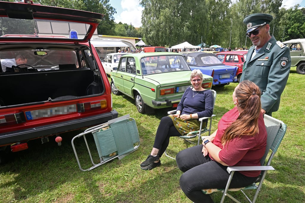Oldtimer- und Zweitakt-Treffen der „Blauen Fahne“ in Mehringen: Wenn der ABV auf der Insel nach dem Rechten schaut.