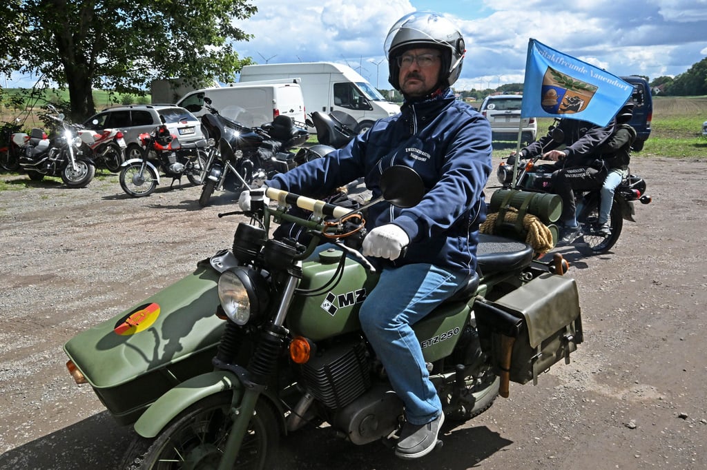 Oldtimer- und Zweitakt-Treffen der „Blauen Fahne“ in Mehringen: Unterwegs mit einem Meldekrad der NVA mit Beiwagen.