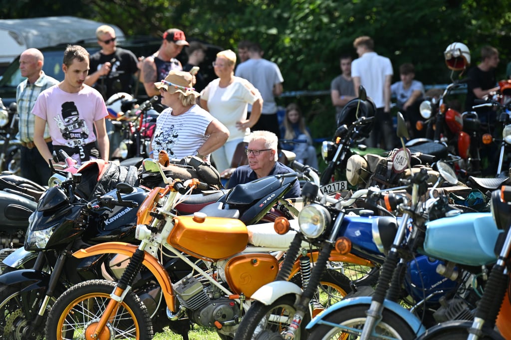 Oldtimer- und Zweitakt-Treffen der „Blauen Fahne“ in Mehringen: Zweiräder – vor allem Simsons – so weit das Auge reicht.