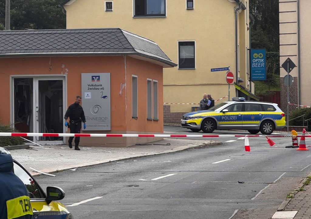 Nach der nächtlichen Sprengung eines Geldautomaten in Zwickau hat die Polizei zwei Tatverdächtige festgenommen.