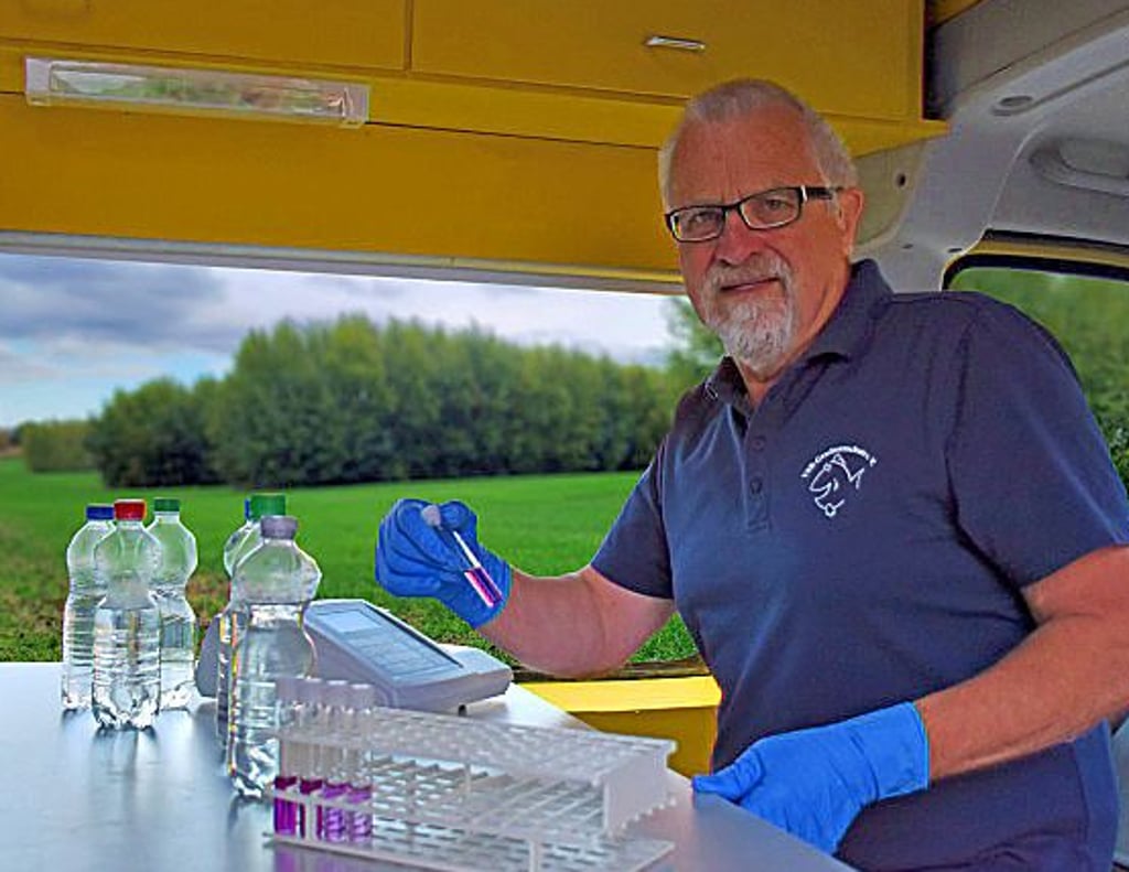 Harald Gülzow untersucht eine Wasserprobe.