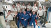 Die neu angekommene „Crew 11“ (in den blauen Anzügen) besteht aus dem Japaner Kimiya Yui (r-l), Zena Cardman und Mike Fincke (beide USA) sowie Oleg Platonow aus Russland.