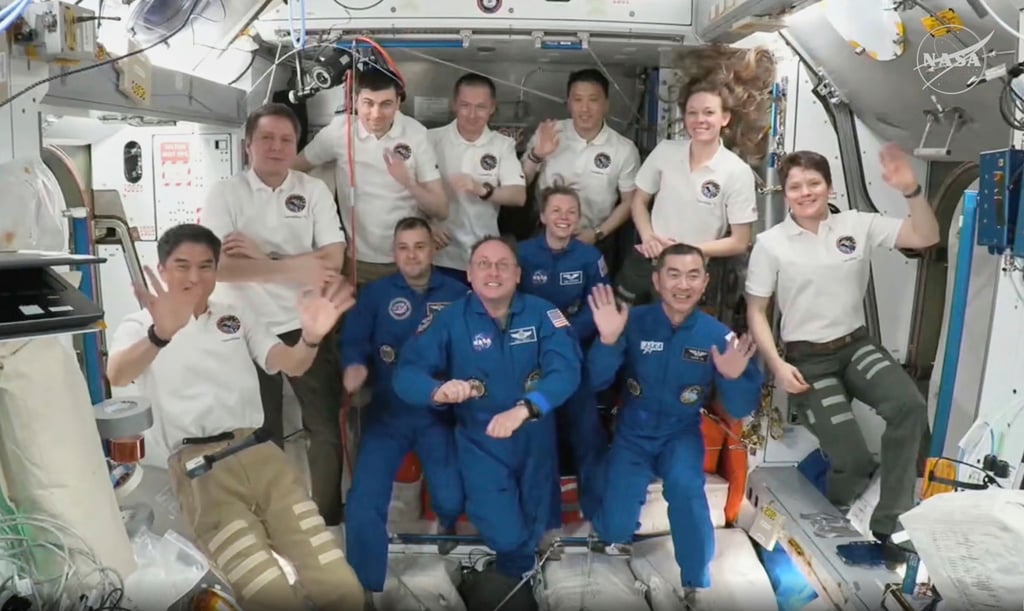 Die neu angekommene „Crew 11“ (in den blauen Anzügen) besteht aus dem Japaner Kimiya Yui (r-l), Zena Cardman und Mike Fincke (beide USA) sowie Oleg Platonow aus Russland.