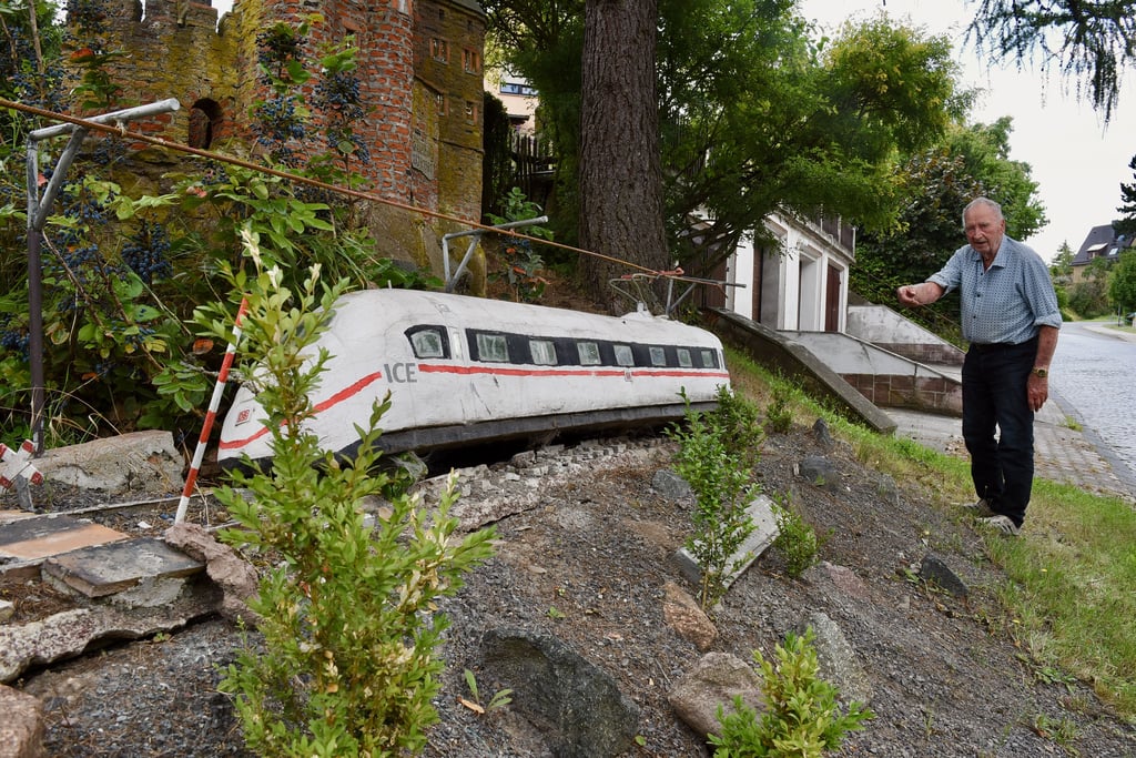 Jemand hat versucht, das tonnenschwere ICE-Modell abzutransportieren. Burgenbauer Günter Beinert ist traurig.