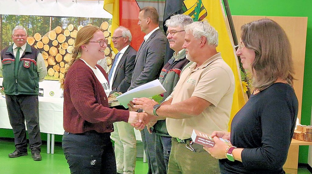 Theresa Betthausen (li.) aus dem Betreuungsforstamt Harz bestand mit der Bestnote 1,0.